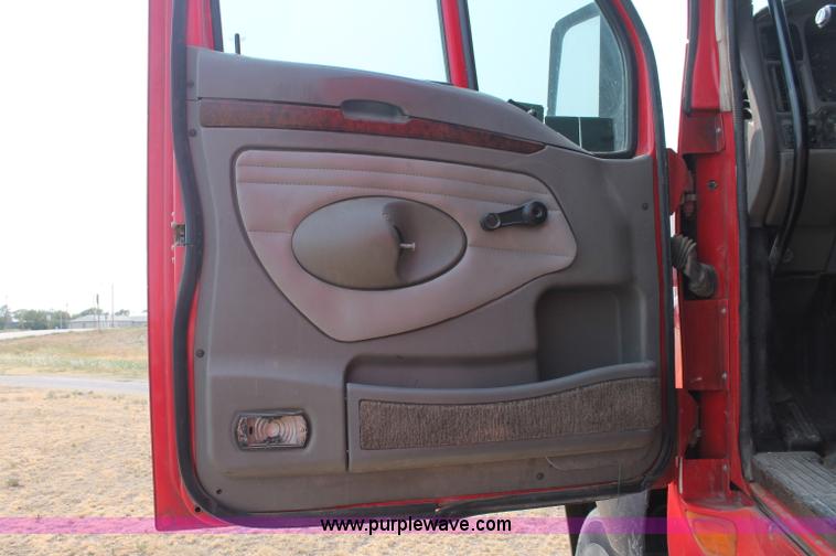 image for item C2763 2000 Kenworth T2000 semi truck