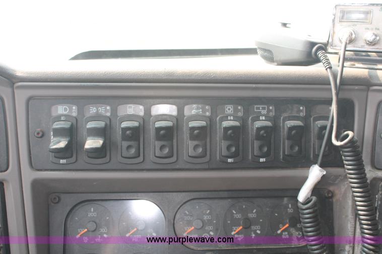 image for item C2763 2000 Kenworth T2000 semi truck