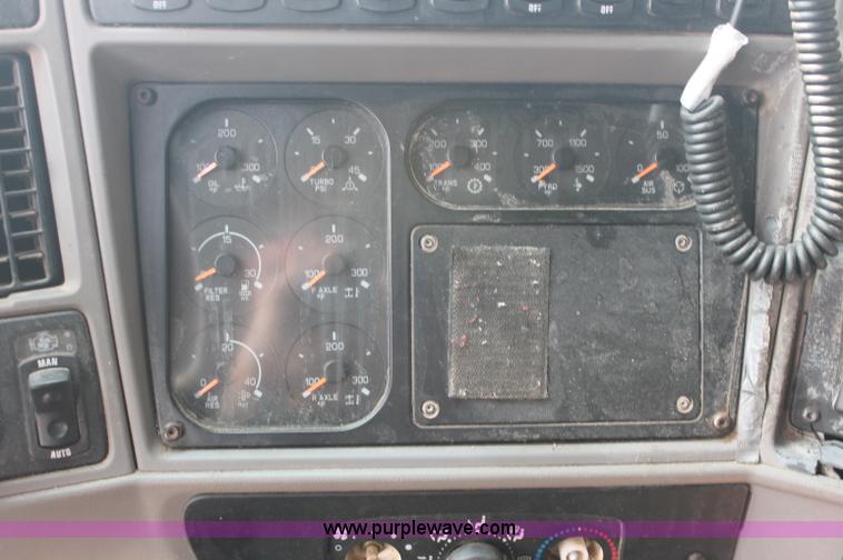 image for item C2763 2000 Kenworth T2000 semi truck