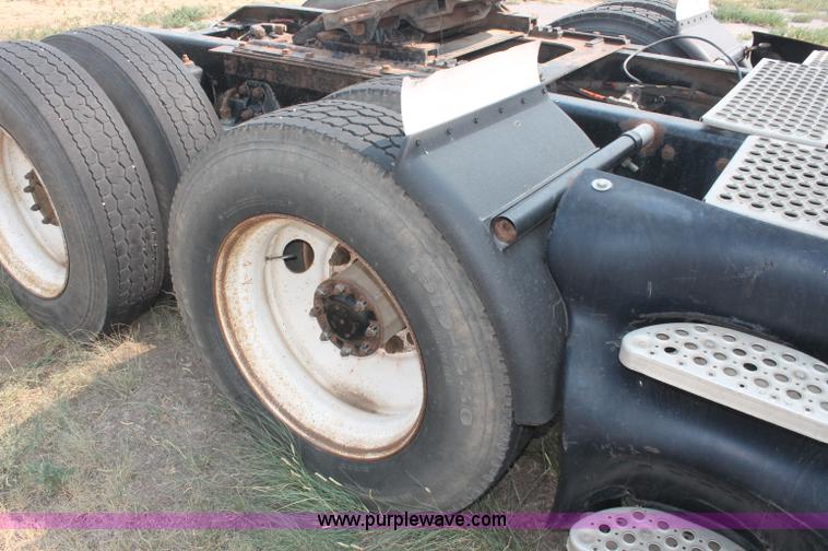 image for item C2763 2000 Kenworth T2000 semi truck