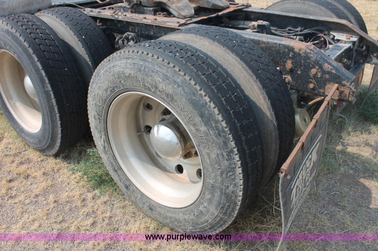 image for item C2763 2000 Kenworth T2000 semi truck