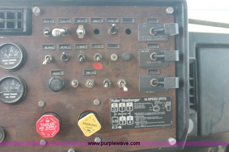 image for item C2764 1988 Peterbilt 377 semi truck