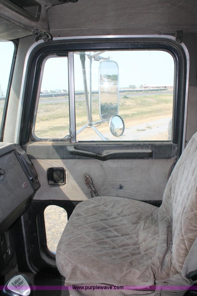 image for item C2764 1988 Peterbilt 377 semi truck