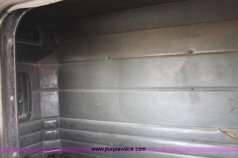 image for item C2764 1988 Peterbilt 377 semi truck