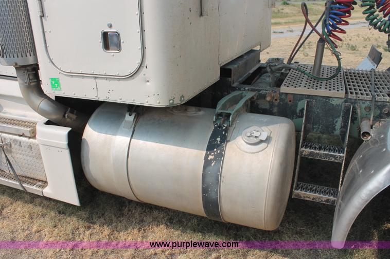 image for item C2764 1988 Peterbilt 377 semi truck