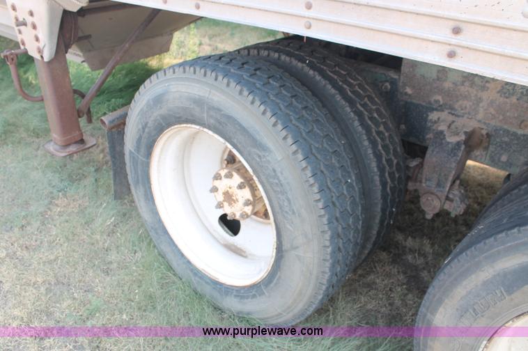 image for item C2764 1988 Peterbilt 377 semi truck