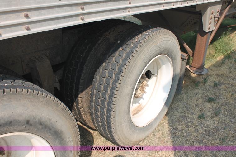 image for item C2764 1988 Peterbilt 377 semi truck