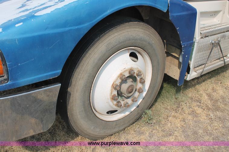 image for item C2764 1988 Peterbilt 377 semi truck