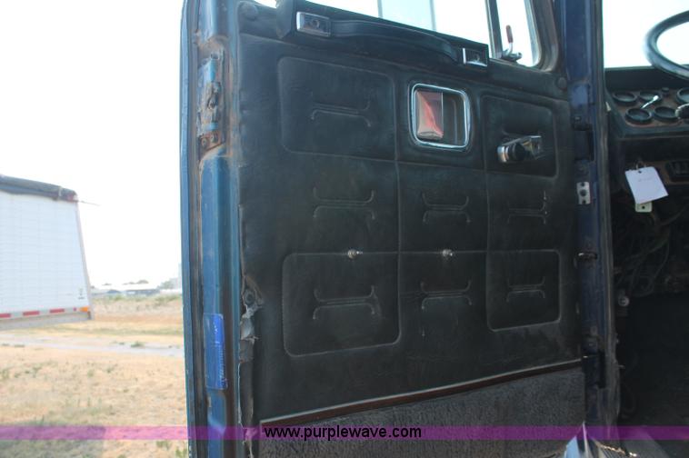 image for item C2765 1988 Volvo White GMC WIL semi truck