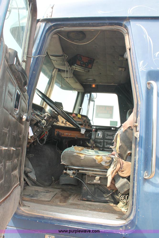 image for item C2765 1988 Volvo White GMC WIL semi truck