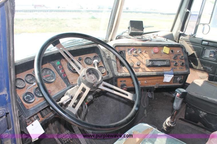 image for item C2765 1988 Volvo White GMC WIL semi truck