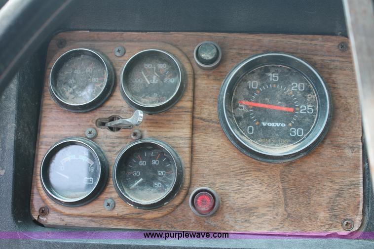 image for item C2765 1988 Volvo White GMC WIL semi truck