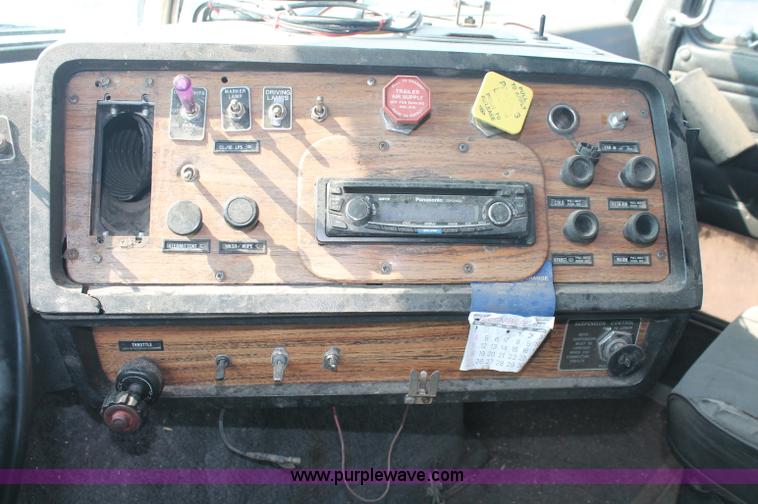 image for item C2765 1988 Volvo White GMC WIL semi truck