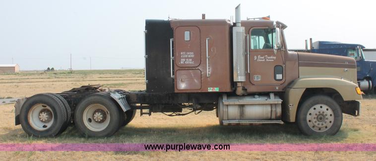 image for item C2766 1989 Freightliner FLD120 semi truck
