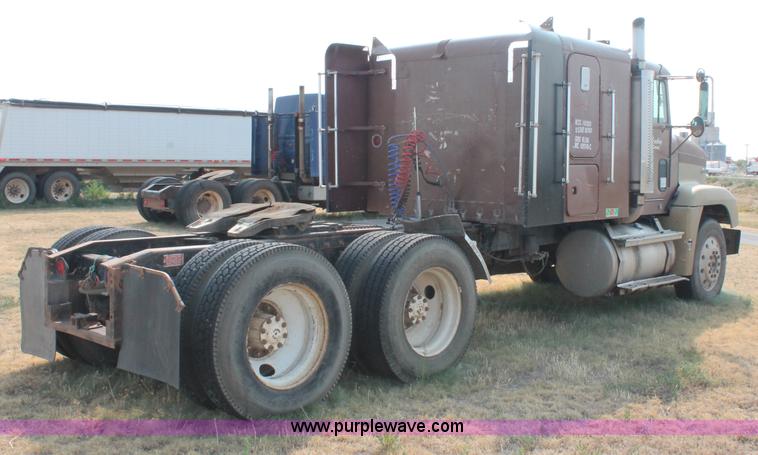 image for item C2766 1989 Freightliner FLD120 semi truck