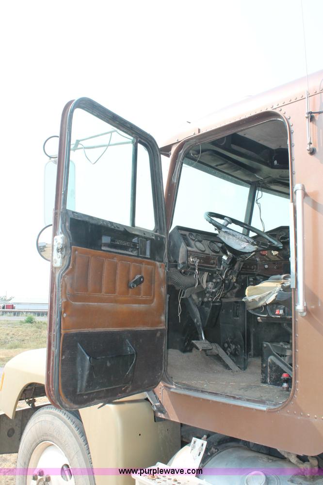 image for item C2766 1989 Freightliner FLD120 semi truck