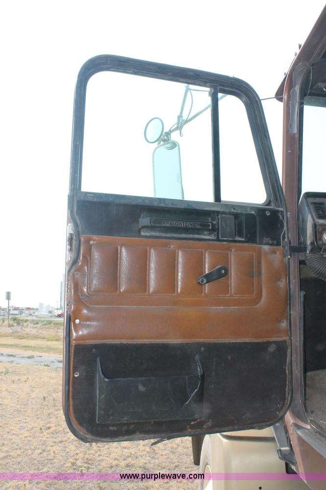 image for item C2766 1989 Freightliner FLD120 semi truck