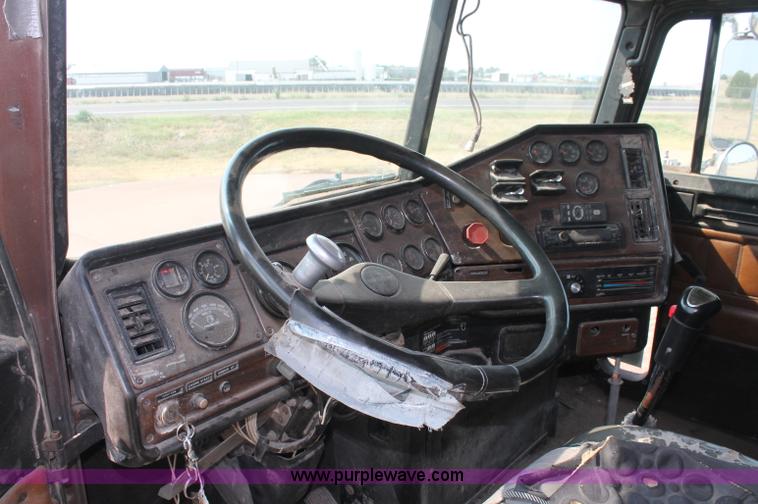 image for item C2766 1989 Freightliner FLD120 semi truck