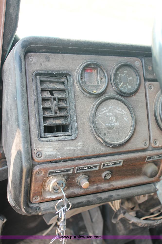 image for item C2766 1989 Freightliner FLD120 semi truck