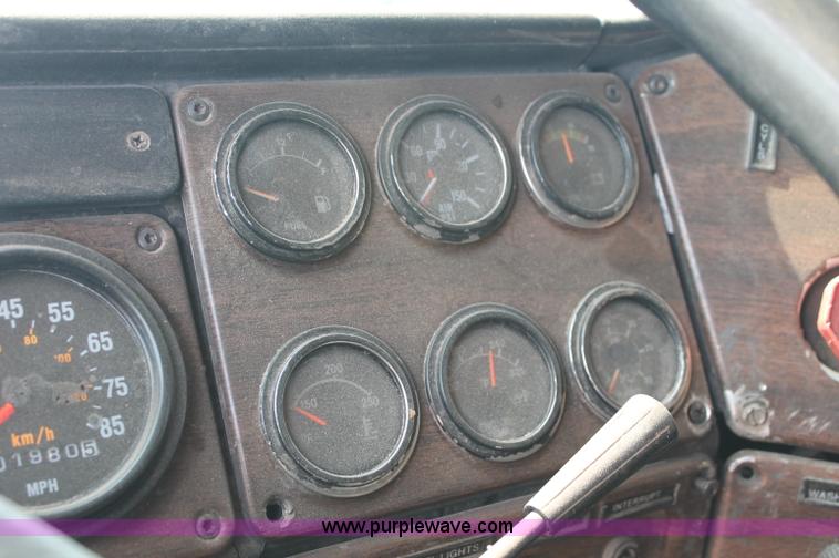 image for item C2766 1989 Freightliner FLD120 semi truck