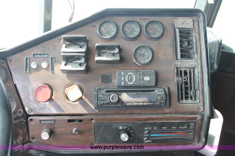 image for item C2766 1989 Freightliner FLD120 semi truck