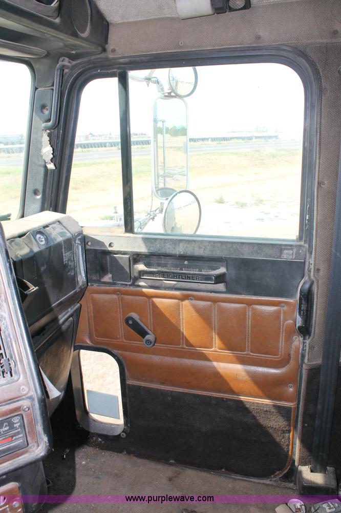 image for item C2766 1989 Freightliner FLD120 semi truck