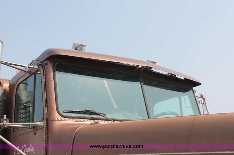 image for item C2766 1989 Freightliner FLD120 semi truck