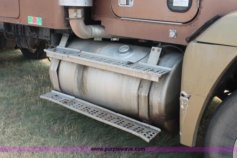 image for item C2766 1989 Freightliner FLD120 semi truck