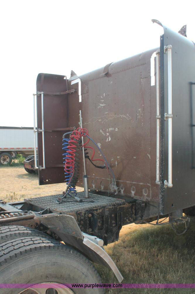 image for item C2766 1989 Freightliner FLD120 semi truck