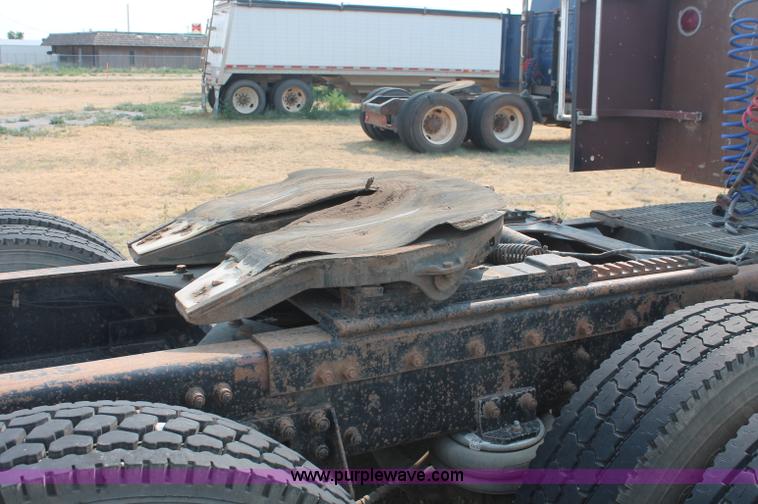 image for item C2766 1989 Freightliner FLD120 semi truck