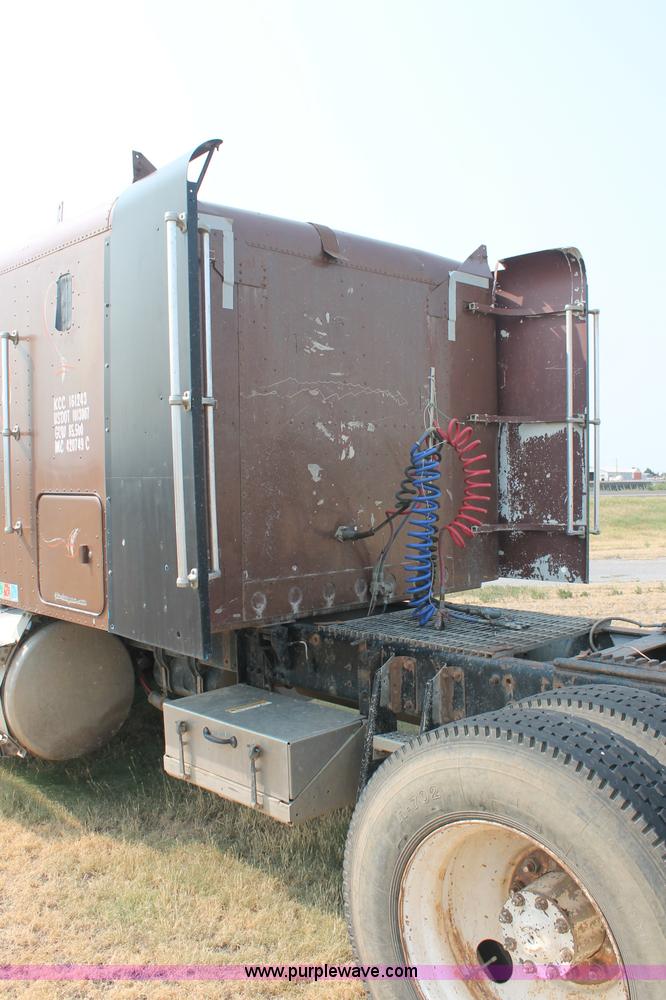 image for item C2766 1989 Freightliner FLD120 semi truck