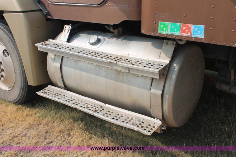 image for item C2766 1989 Freightliner FLD120 semi truck