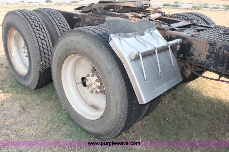 image for item C2766 1989 Freightliner FLD120 semi truck