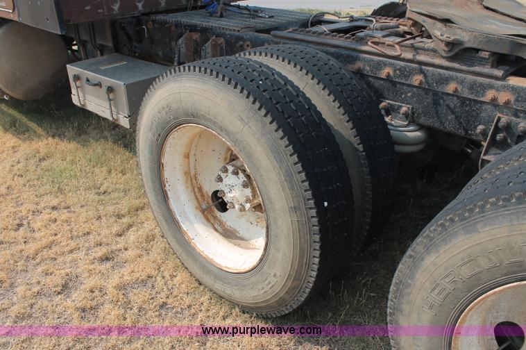 image for item C2766 1989 Freightliner FLD120 semi truck