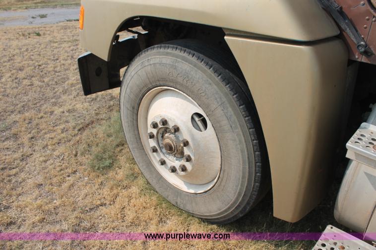 image for item C2766 1989 Freightliner FLD120 semi truck