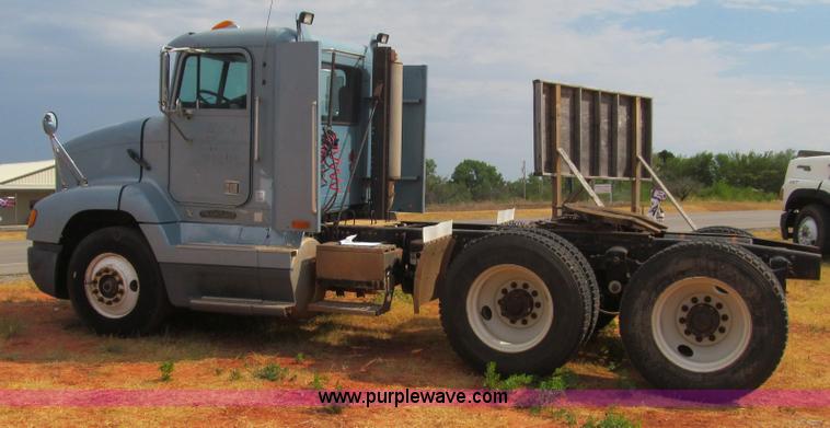 image for item F3018 1994 Freightliner FLD112 semi truck
