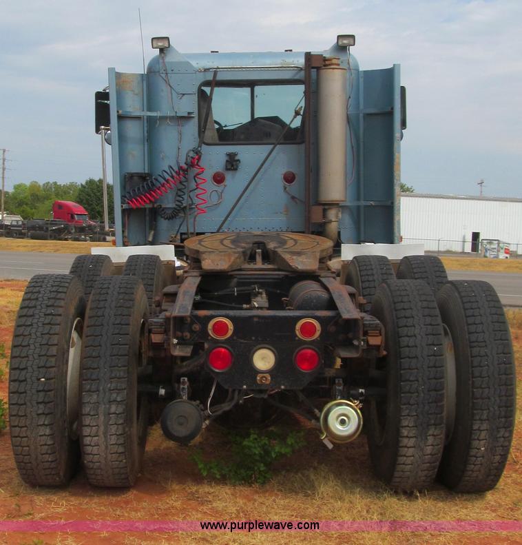 image for item F3018 1994 Freightliner FLD112 semi truck