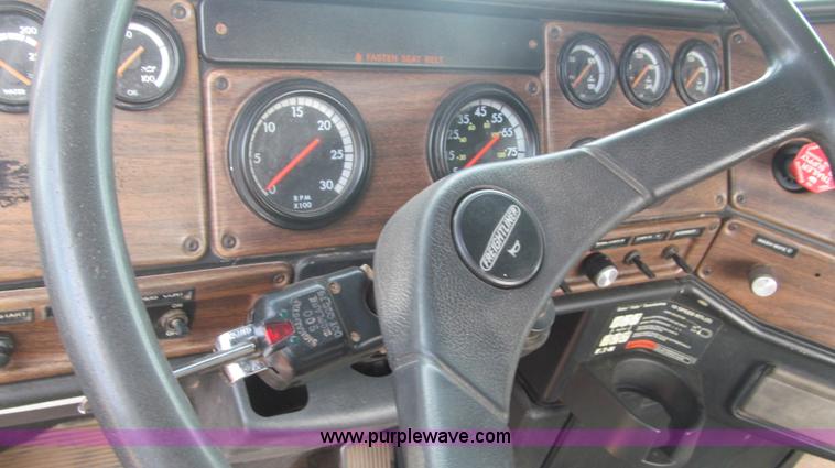image for item F3018 1994 Freightliner FLD112 semi truck