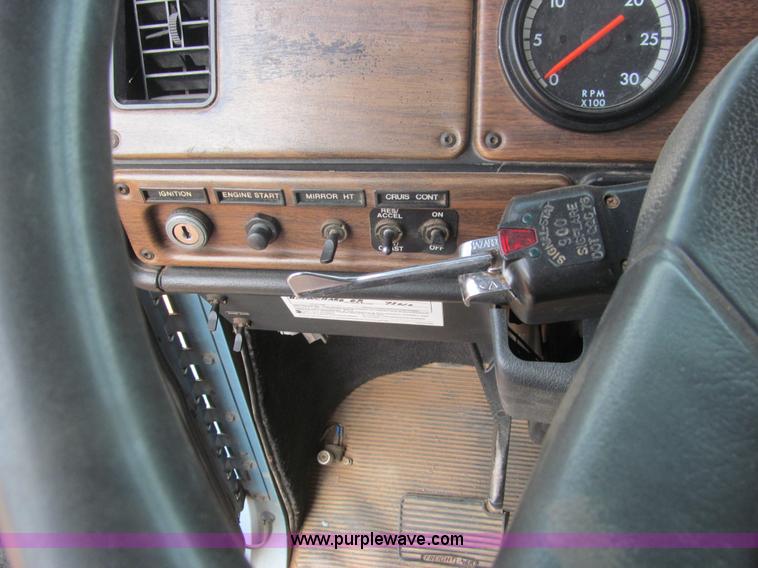 image for item F3018 1994 Freightliner FLD112 semi truck