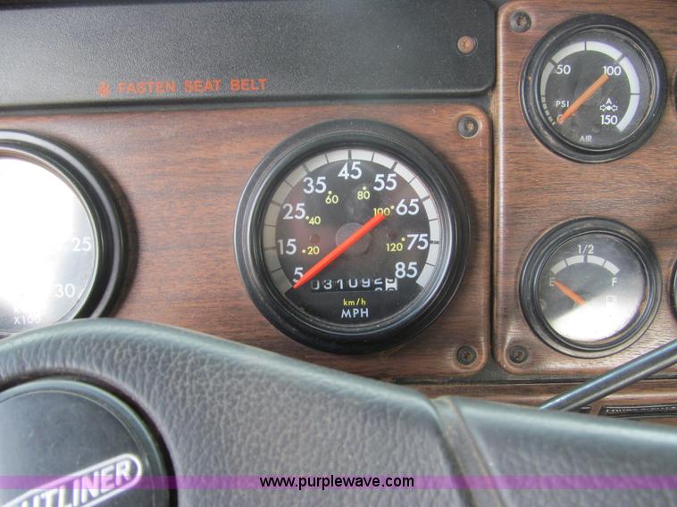 image for item F3018 1994 Freightliner FLD112 semi truck