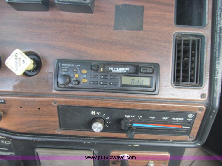 image for item F3018 1994 Freightliner FLD112 semi truck