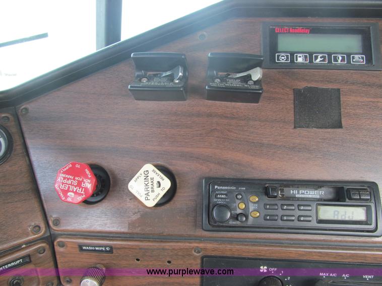 image for item F3018 1994 Freightliner FLD112 semi truck