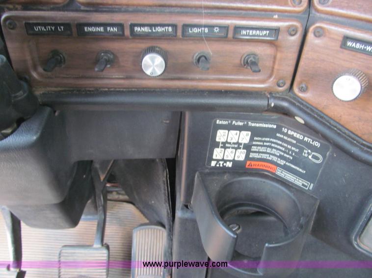 image for item F3018 1994 Freightliner FLD112 semi truck