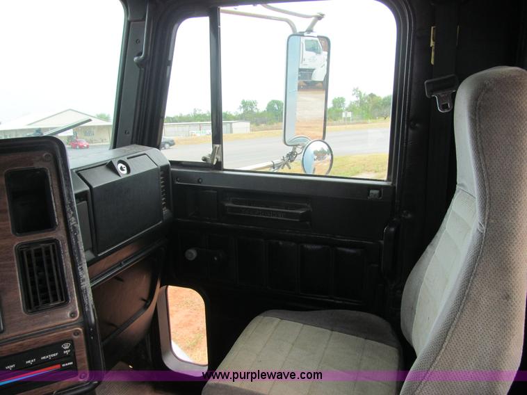 image for item F3018 1994 Freightliner FLD112 semi truck