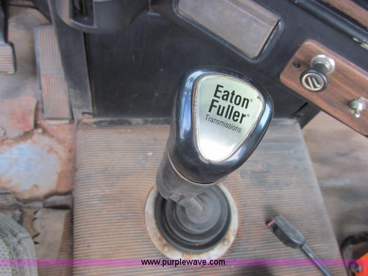 image for item F3018 1994 Freightliner FLD112 semi truck