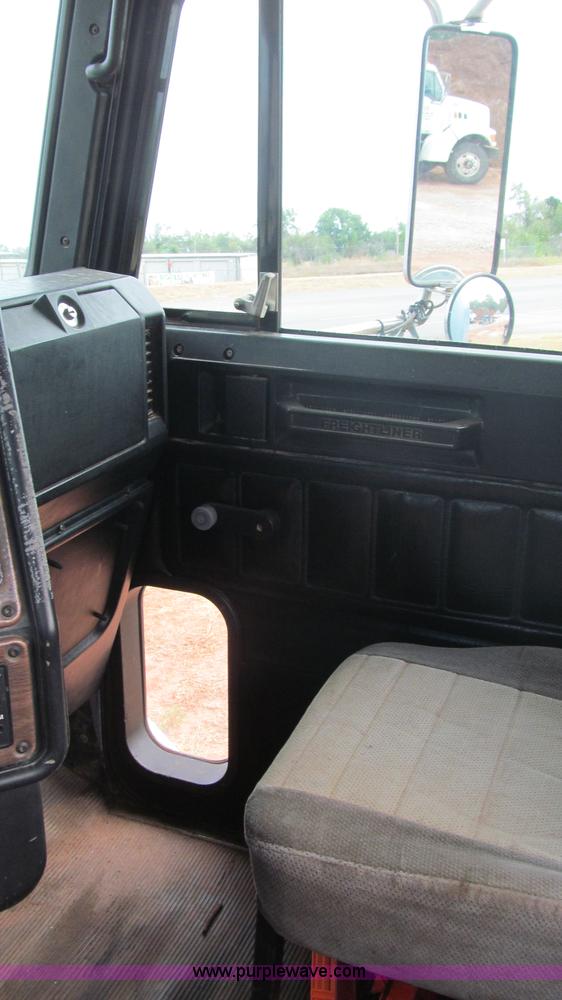 image for item F3018 1994 Freightliner FLD112 semi truck