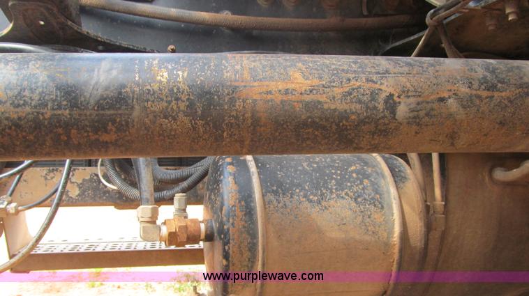 image for item F3018 1994 Freightliner FLD112 semi truck