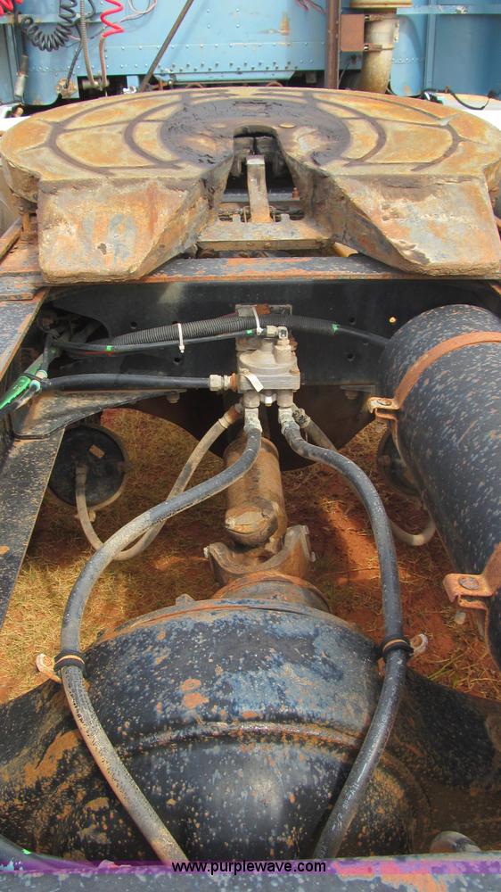 image for item F3018 1994 Freightliner FLD112 semi truck