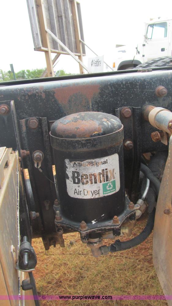 image for item F3018 1994 Freightliner FLD112 semi truck