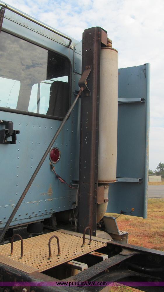 image for item F3018 1994 Freightliner FLD112 semi truck